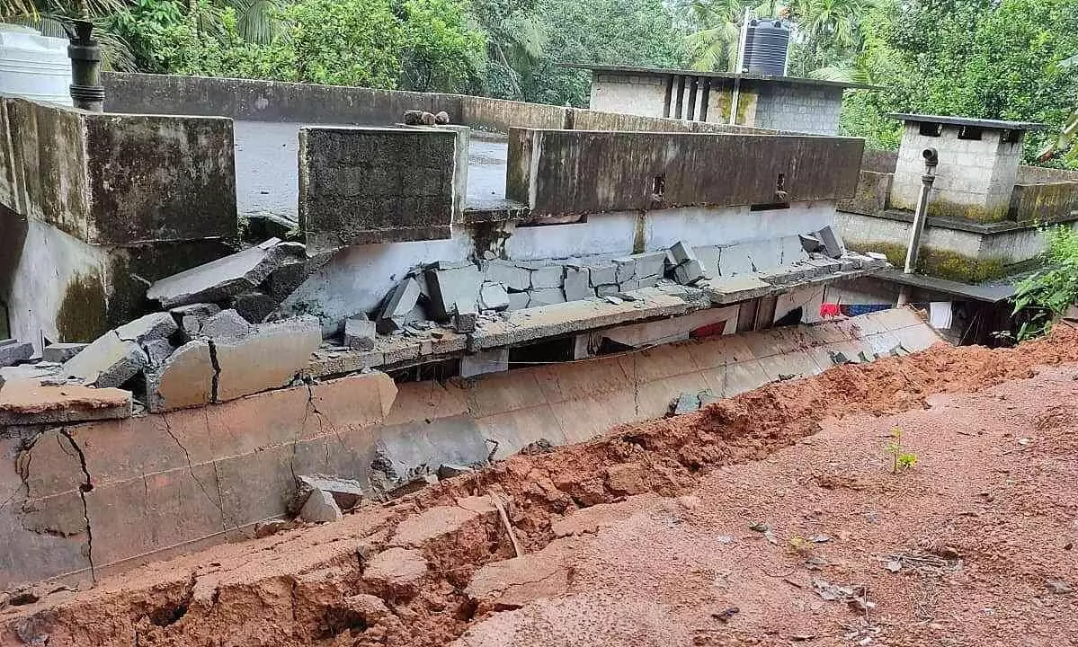 മതില് ഇടിഞ്ഞ് വീടിന് മുകളിലേക്ക് വീണു മതില് ഇടിഞ്ഞ് വീടിന് മുകളിലേക്ക് വീണു