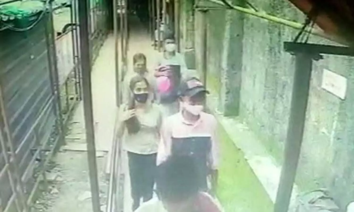 ഇരട്ട സഹോദരിമാരെയും സഹപാഠികളെയും കാണാതായെന്നു പരാതി