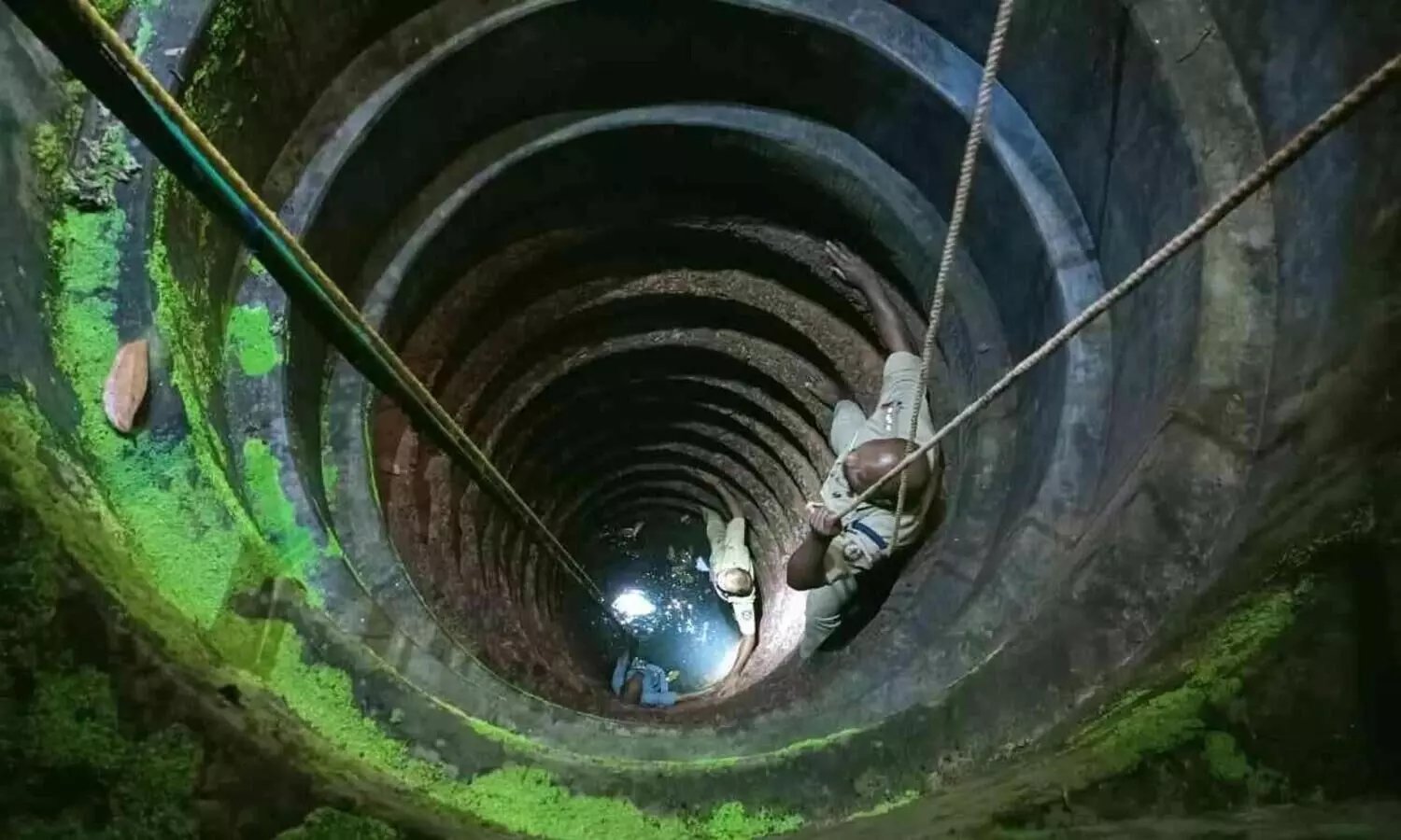 കിണറ്റിൽ കാൽ വഴുതി വീണ വയോധികനെ പൊലീസ് രക്ഷപ്പെടുത്തി