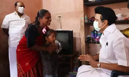 ജാതിയുടെ പേരിൽ ക്ഷേത്രത്തിലെ അന്നദാനത്തിൽ നിന്ന്​ ഇറക്കിവിട്ടു; യുവതിയെ വീട്ടിൽ സന്ദർശിച്ച്​ സ്റ്റാലിൻ-VIDEO