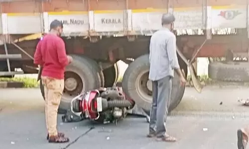 ദമ്പതികൾ സഞ്ചരിച്ച സ്കൂട്ടറിൽ ലോറിയിടിച്ച് വീട്ടമ്മ മരിച്ചു