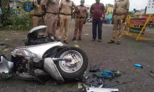 സ്കൂട്ടറിൽ വെച്ച പടക്കം പൊട്ടിത്തെറിച്ച് പിതാവും മകനും മരിച്ചു