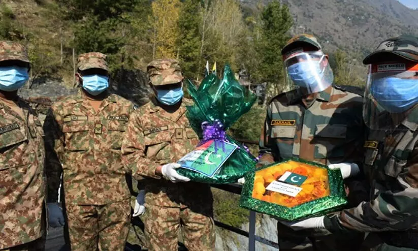 അതിർത്തിയിൽ ദീപാവലി മധുരം പങ്കിട്ട് ഇന്ത്യാ-പാക്​ സൈനികർ