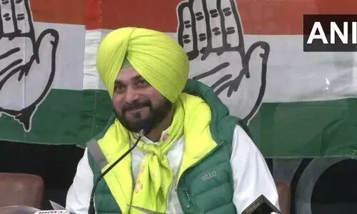 കെജ്​രിവാളിന്​ അതേ നാണയത്തിൽ മറുപടി; തലസ്​ഥാനത്തെ ധർണയിൽ പ​െങ്കടുത്ത്​ സിദ്ദു