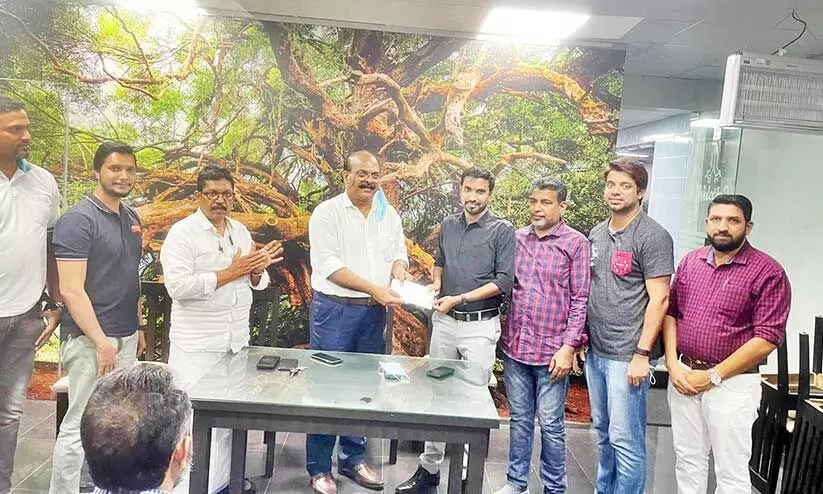 ഇ​നാ​റ മോ​ൾ ചി​കി​ത്സ സ​ഹാ​യം കൈ​മാ​റി