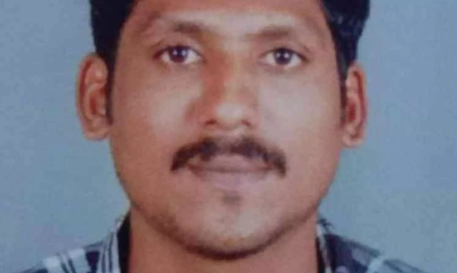 ലോറിക്കിയിൽപെട്ട് ബൈക്ക് യാത്രക്കാരനായ യുവാവ് മരിച്ചു