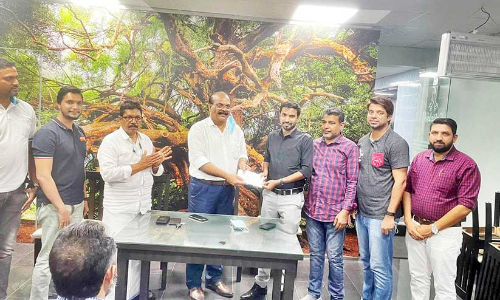 ഇ​നാ​റ മോ​ൾ ചി​കി​ത്സ സ​ഹാ​യം കൈ​മാ​റി