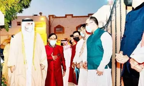 ദീപാവലി ആഘോഷത്തിൽ പങ്കുചേർന്ന്​ ശൈഖ്​ മുഹമ്മദ്​ ബിൻ സൽമാൻ ആൽ ഖലീഫ