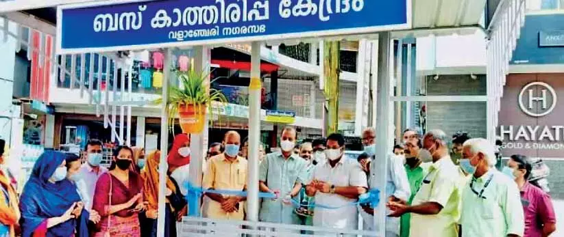 ദീ​ർ​ഘ​ദൂ​ര യാ​ത്ര​ക്കാ​ർ​ക്ക് ആ​ശ്വാ​സ​മാ​യി ദേ​ശീ​യ​പാ​ത​യി​ൽ ബ​സ് കാ​ത്തി​രി​പ്പു കേ​ന്ദ്രം