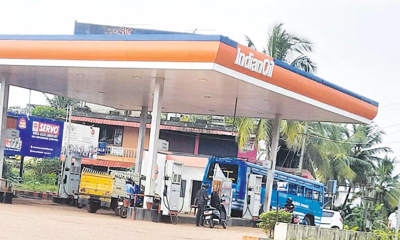 എണ്ണയടിക്കാൻ അതിർത്തി കടന്ന്... എണ്ണയടിക്കാൻ അതിർത്തി കടന്ന്...