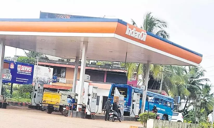 എണ്ണയടിക്കാൻ അതിർത്തി കടന്ന്... എണ്ണയടിക്കാൻ അതിർത്തി കടന്ന്...