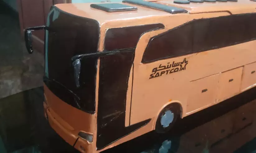 കാണാത്ത നാട്ടിലെ ബസ് നിർമിച്ച് ശ്രദ്ധേയനായി അനന്ദു കാണാത്ത നാട്ടിലെ ബസ് നിർമിച്ച് ശ്രദ്ധേയനായി അനന്ദു