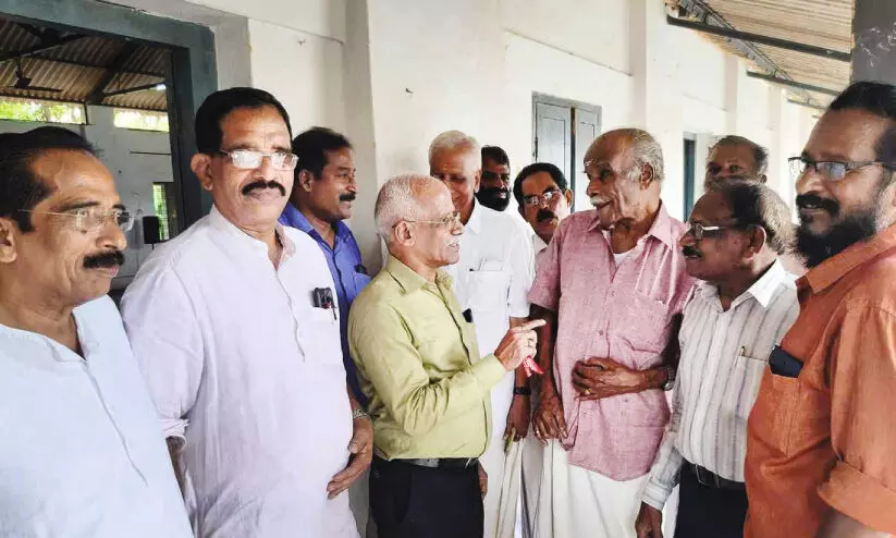 അര നൂറ്റാണ്ടു മുമ്പ് പഠിച്ചിറങ്ങിയവർ തിരികെ ക്ലാസിലെത്തി, ഒപ്പം മാഷും അര നൂറ്റാണ്ടു മുമ്പ് പഠിച്ചിറങ്ങിയവർ തിരികെ ക്ലാസിലെത്തി, ഒപ്പം മാഷും