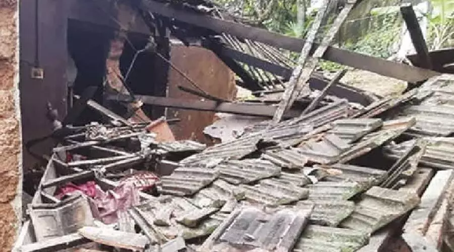 മേല്ക്കൂരയും ചുമരും ഇടിഞ്ഞ് വീണു; വീടിനുള്ളില്പ്പെട്ട അഞ്ചുവയസുകാരൻ രക്ഷപ്പെട്ടു മേല്ക്കൂരയും ചുമരും ഇടിഞ്ഞ് വീണു; വീടിനുള്ളില്പ്പെട്ട അഞ്ചുവയസുകാരൻ രക്ഷപ്പെട്ടു