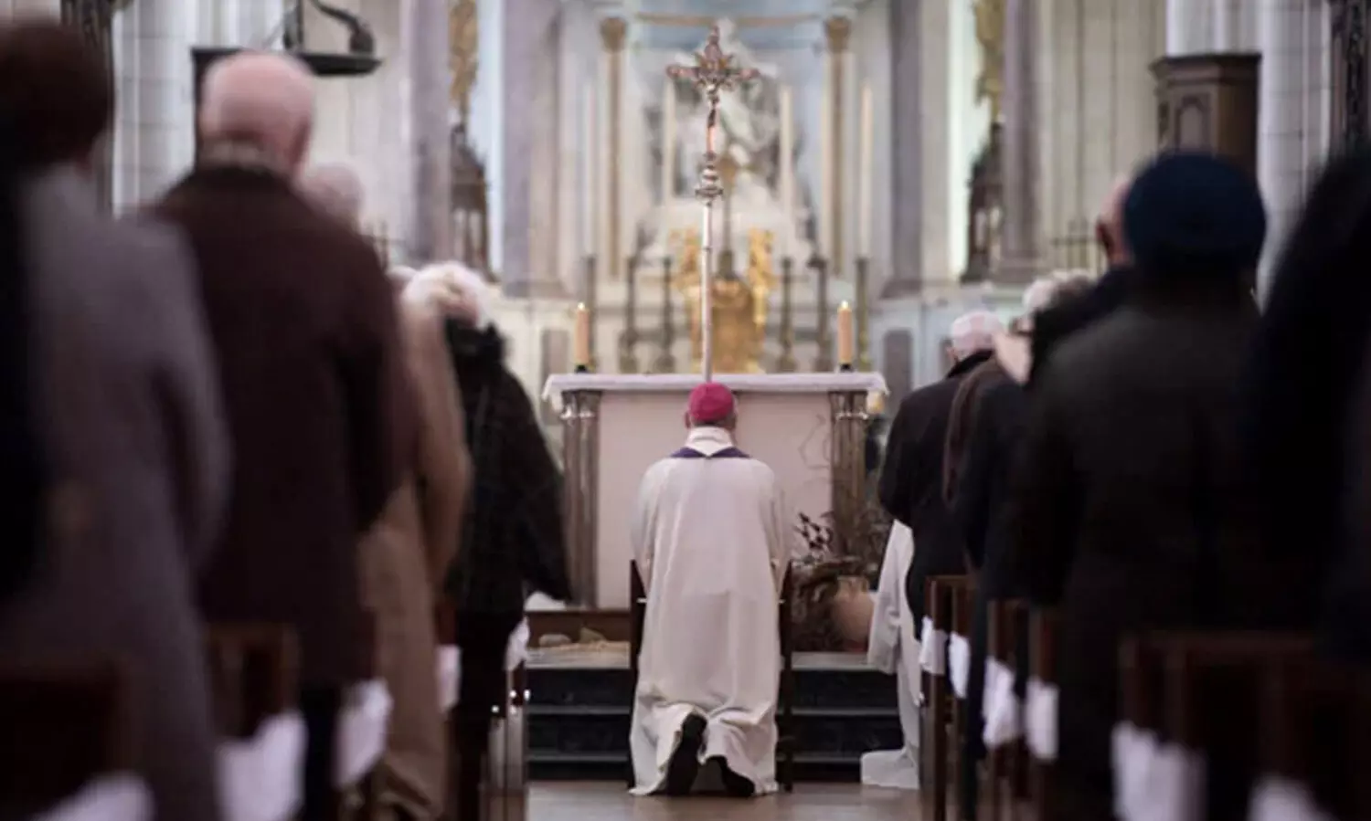 പു​രോ​ഹി​ത​രു​ടെ പീ​ഡ​ന​ത്തി​ന്​ പ്രാ​യ​ശ്ചി​ത്തം; മു​ട്ടു​കു​ത്തി പ്രാ​ർ​ഥി​ച്ച്​ ബി​ഷ​പ്പു​മാ​ർ