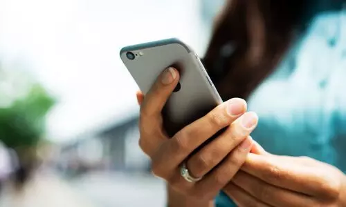 അമ്മ മൊബൈല്‍ ഫോണ്‍ വാ​ങ്ങി​വെ​ച്ചു; വീടുവിട്ടിറങ്ങിയ 14കാ​രി​യെ കണ്ടെത്തിയത് അര്‍ധരാത്രി റോഡരികില്‍