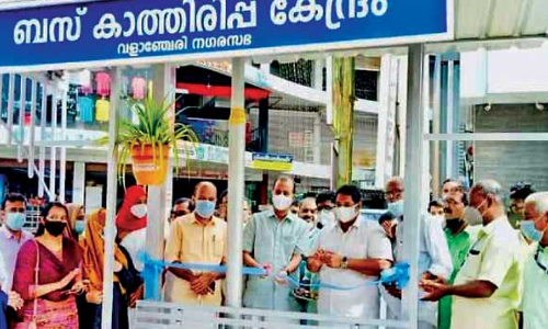 ദീ​ർ​ഘ​ദൂ​ര യാ​ത്ര​ക്കാ​ർ​ക്ക് ആ​ശ്വാ​സ​മാ​യി ദേ​ശീ​യ​പാ​ത​യി​ൽ ബ​സ് കാ​ത്തി​രി​പ്പു കേ​ന്ദ്രം