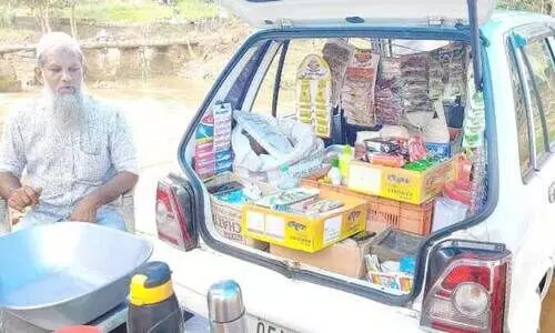 The shop was swept away by the flood; Majeed started selling in the cars