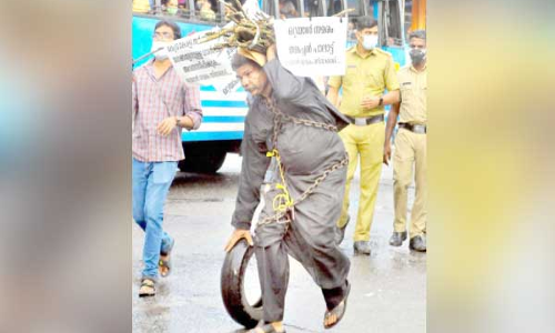 ഇന്ധന വിലവർധന: ഒറ്റയാൾ സമരവുമായി തങ്കച്ചൻ ഇന്ധന വിലവർധന: ഒറ്റയാൾ സമരവുമായി തങ്കച്ചൻ