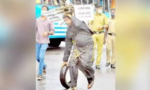 ഇന്ധന വിലവർധന: ഒറ്റയാൾ സമരവുമായി തങ്കച്ചൻ ഇന്ധന വിലവർധന: ഒറ്റയാൾ സമരവുമായി തങ്കച്ചൻ