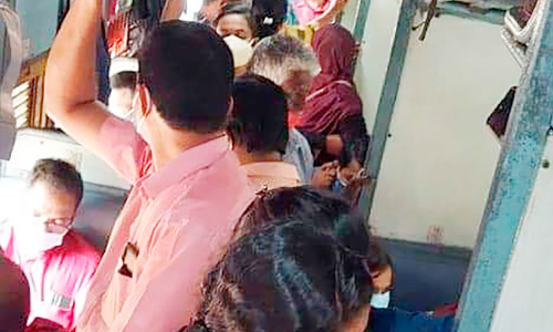 അ​ധി​കൃ​ത​രു​ടെ ശ്ര​ദ്ധ​ക്ക്, ദു​രി​ത​യാ​ത്ര തു​ട​രു​ക​യാ​ണ്...