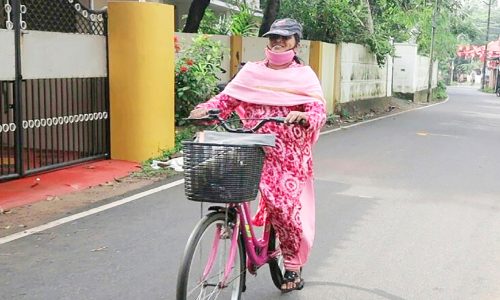 പെ​ട്രോ​ള്‍ വി​ല വ​ർ​ധ​ന​യി​ല്‍ പ്ര​തി​ഷേ​ധം; സ്‌​കൂ​ളി​ൽ സൈ​ക്കി​ളി​ലെ​ത്തി അ​ധ്യാ​പി​ക