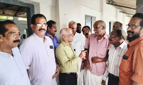 അര നൂറ്റാണ്ടു മുമ്പ് പഠിച്ചിറങ്ങിയവർ തിരികെ ക്ലാസിലെത്തി, ഒപ്പം മാഷും