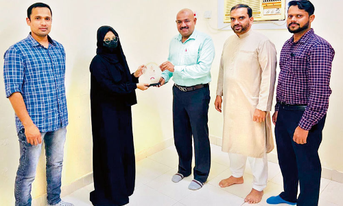 റാ​ങ്ക് ജേ​താ​വി​ന് ഉ​പ​ഹാ​രം ന​ൽ​കി