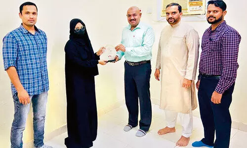 റാ​ങ്ക് ജേ​താ​വി​ന് ഉ​പ​ഹാ​രം ന​ൽ​കി