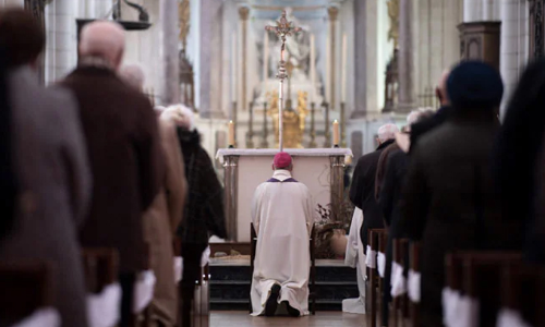 പു​രോ​ഹി​ത​രു​ടെ പീ​ഡ​ന​ത്തി​ന്​ പ്രാ​യ​ശ്ചി​ത്തം; മു​ട്ടു​കു​ത്തി പ്രാ​ർ​ഥി​ച്ച്​ ബി​ഷ​പ്പു​മാ​ർ
