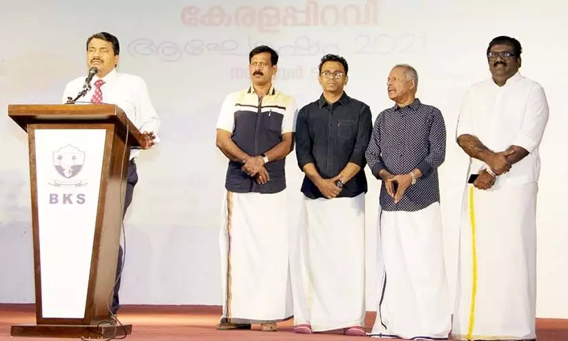 ഏറെ ഭാ​ഷാ​ഭി​മാ​ന​മു​ള്ള​വ​രാ​ണ് പ്ര​വാ​സി മ​ല​യാ​ളി​ക​ൾ -ക​ൽ​പ​റ്റ നാ​രാ​യ​ണ​ൻ