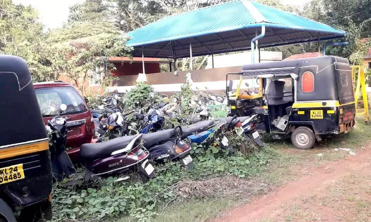 പത്തനാപുരം പൊലീസ് സ്റ്റേഷന് പരിസരം വാഹനങ്ങള് കൊണ്ട് നിറയുന്നു പത്തനാപുരം പൊലീസ് സ്റ്റേഷന് പരിസരം വാഹനങ്ങള് കൊണ്ട് നിറയുന്നു