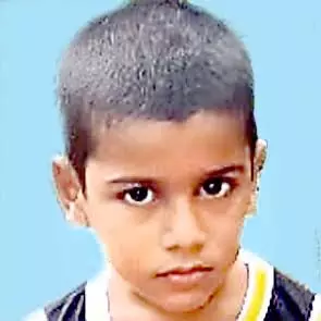 ഏ​ഴു വ​യ​സ്സു​കാ​ര​ൻ  തോ​ട്ടി​ൽ വീ​ണ്​ മ​രി​ച്ചു