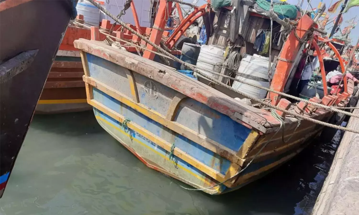 മത്സ്യത്തൊഴിലാളിയെ വെടിവെച്ച് കൊന്ന പാക് നാവികർക്കെതിരെ കേസെടുത്തു