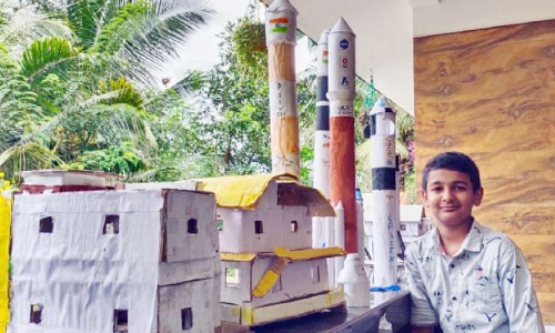 റോക്കറ്റ്​ രൂപങ്ങളിൽ വിസ്​മയം തീർത്ത്​ സാൻജോ