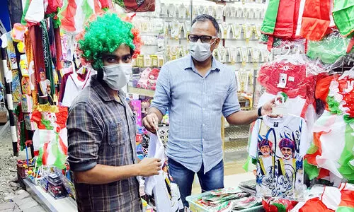 ദേശീയ ദിനാഘോഷം: വിപണിയില് ബഹുവര്ണ അലങ്കാരങ്ങളെത്തി ദേശീയ ദിനാഘോഷം: വിപണിയില് ബഹുവര്ണ അലങ്കാരങ്ങളെത്തി