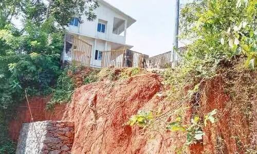 സ്കൂളിലേക്കുള്ള വഴിയിൽ കാ​ലൊ​ന്ന് തെറ്റിയാ​ൽ...