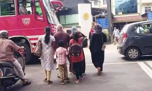 സാഹസികം, ഇവിടെ റോഡ്​ മുറിച്ചുകടക്കൽ