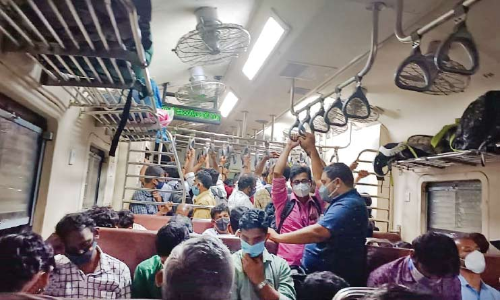 ട്രെ​യി​നു​ക​ളി​ൽ തി​ര​ക്കേ​റി; എ​റ​ണാ​കു​ളം –തൃ​ശൂ​ർ യാ​ത്രി​ക​ർ​ക്ക്​ ദു​രി​തം