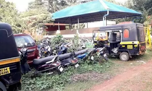 പത്തനാപുരം പൊലീസ് സ്റ്റേഷന് പരിസരം വാഹനങ്ങള് കൊണ്ട് നിറയുന്നു പത്തനാപുരം പൊലീസ് സ്റ്റേഷന് പരിസരം വാഹനങ്ങള് കൊണ്ട് നിറയുന്നു