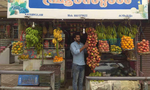 എം.ഫിൽ റാങ്ക് തിളക്കത്തിൽ പഴക്കച്ചവടക്കാരൻ