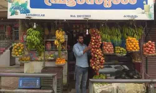 എം.ഫിൽ റാങ്ക് തിളക്കത്തിൽ പഴക്കച്ചവടക്കാരൻ