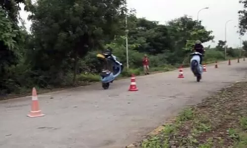 സ്റ്റണ്ട്​ നടത്തുന്ന ഇ.വി; ചില്ലറക്കാരല്ല ഈ ഒല സ്​കൂട്ടറുകൾ -വീഡിയോ