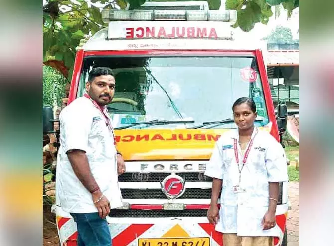 ഊരിൽ പ്രസവിച്ച ആദിവാസി യുവതിക്ക് സഹായമേകി കനിവ് ആംബുലൻസ് ജീവനക്കാർ ഊരിൽ പ്രസവിച്ച ആദിവാസി യുവതിക്ക് സഹായമേകി കനിവ് ആംബുലൻസ് ജീവനക്കാർ