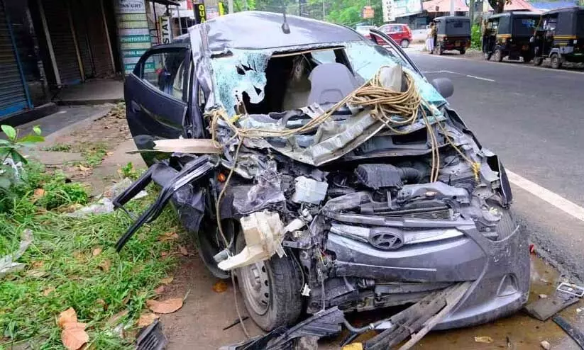 ചരക്കുലോറിയും കാറും കൂട്ടിയിടിച്ച് യുവാവ് മരിച്ചു; കുടുങ്ങിയവരെ പുറത്തെടുത്തത്​ കാര്‍ വെട്ടിപ്പൊളിച്ച്​