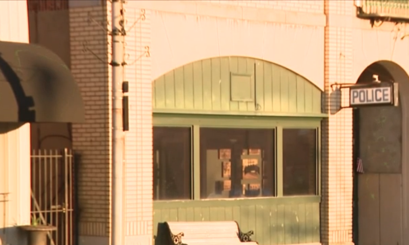 സാനിറ്റൈസർ ദേഹത്ത് പുരട്ടി പൊലീസ് സ്റ്റേഷനിലെത്തി; പൊലീസിന്റെ ഇലക്ട്രിക് ഷോക്കിൽ ഗുരുതര പൊള്ളൽ സാനിറ്റൈസർ ദേഹത്ത് പുരട്ടി പൊലീസ് സ്റ്റേഷനിലെത്തി; പൊലീസിന്റെ ഇലക്ട്രിക് ഷോക്കിൽ ഗുരുതര പൊള്ളൽ