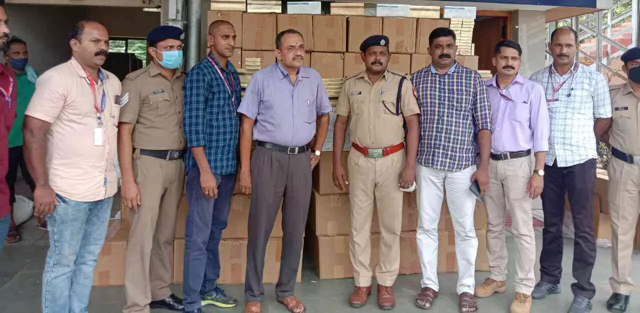 തിരൂർ റെയിൽവേ സ്​റ്റേഷനിൽ 35,000 പാ​ക്ക​റ്റ് വി​ദേ​ശ നി​ർ​മി​ത സി​ഗ​ര​റ്റ് പി​ടി​കൂ​ടി