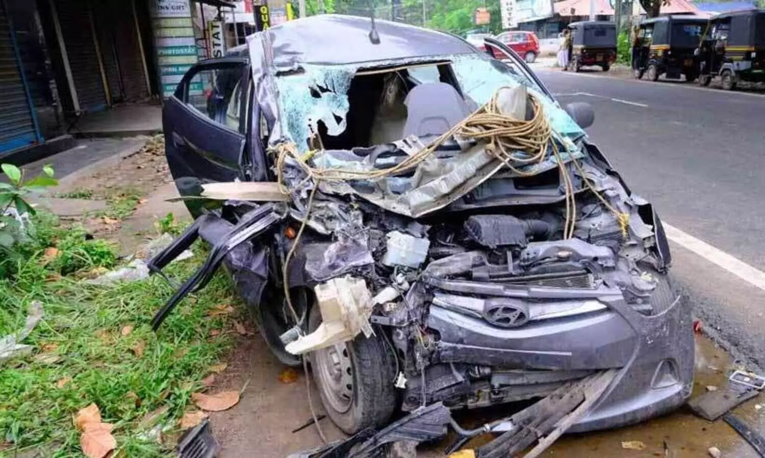 ചരക്കുലോറിയും കാറും കൂട്ടിയിടിച്ച് യുവാവ് മരിച്ചു; കുടുങ്ങിയവരെ പുറത്തെടുത്തത്​ കാര്‍ വെട്ടിപ്പൊളിച്ച്​