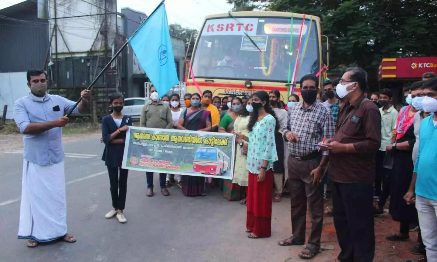 അറിവും ആനന്ദവും പകർന്ന് ഒരു ചാർട്ടേഡ് ആനവണ്ടി യാത്ര