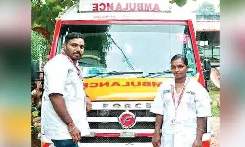 ഊ​രി​ൽ പ്ര​സ​വി​ച്ച ആ​ദി​വാ​സി യു​വ​തി​ക്ക്​ സ​ഹാ​യ​മേ​കി ക​നി​വ് ആം​ബു​ല​ൻ​സ് ജീ​വ​ന​ക്കാ​ർ